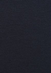 Dzianina, ciemnoniebieski kolor, delikatna tekstura, jednolity wzór, z lekko prążkowaną powierzchnią. Brak widocznych elementów metalowych lub akcentów.