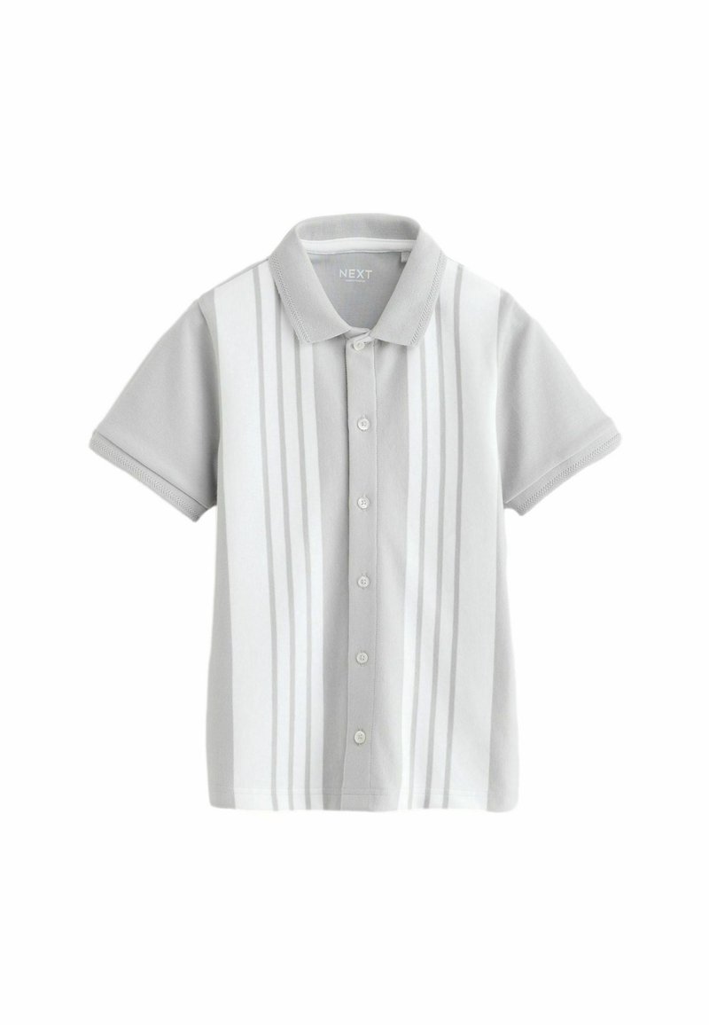 Kortærmet polo shirt i lys grå med lodrette hvide striber, knaplukning foran og krave. Blød, glat stoftekstur.