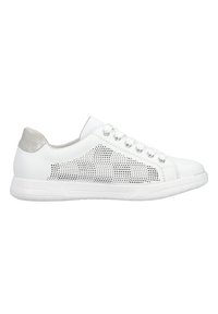 Baskets en cuir blanc avec un design perforé sur le côté, semelle plate blanche et accent argenté au niveau du talon. Dispose de six œillets pour les lacets.