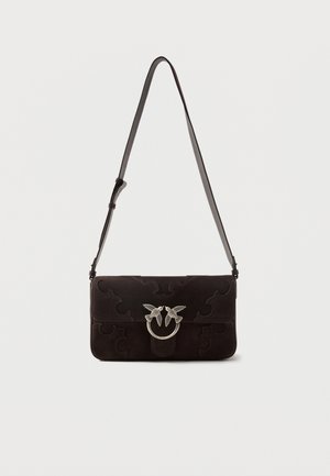 Sac à bandoulière en suède marron foncé avec sangle ajustable, surpiqûres décoratives et fermoir en forme d'oiseau en métal argenté sur le rabat avant.