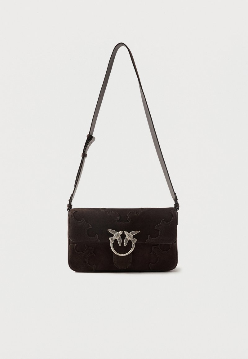 Τσάντα ώμου από σκούρο καφέ σουέτ με ρυθμιζόμενο ιμάντα, διακοσμητικό ραφές και κούμπωμα σε σχήμα πουλιού σε ασημί χρώμα στο μπροστινό καπάκι.