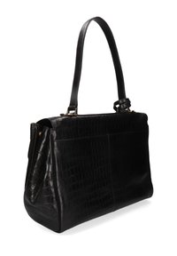 Bolso de mano de piel sintética de cocodrilo negra con una sola correa para el hombro y una forma rectangular estructurada sobre un fondo blanco.