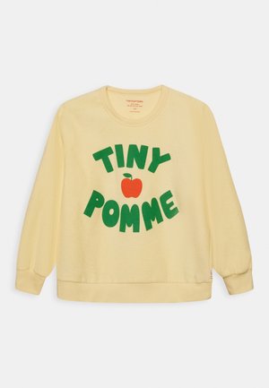 Gelber Fleece-Pullover mit der grünen Aufschrift "TINY POMME" und einer roten Apfelgrafik. Gerippte Bündchen und Saum. Weiche Textur.