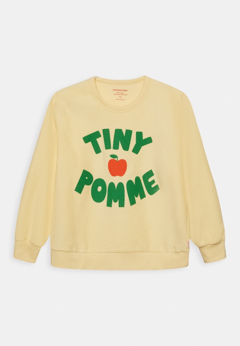 Sweat-shirt en polaire jaune avec le texte "TINY POMME" en vert et un motif de pomme rouge. Poignets et ourlet côtelés. Texture douce.