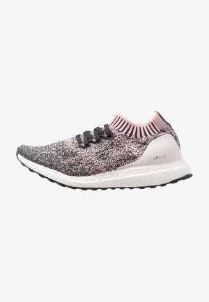 Czarno-różowe dzianinowe buty sportowe z białą podeszwą, czarnymi sznurówkami, skarpetowym mankietem w okolicy kostki oraz markowaniem "ultraboost" na zapiętku.
