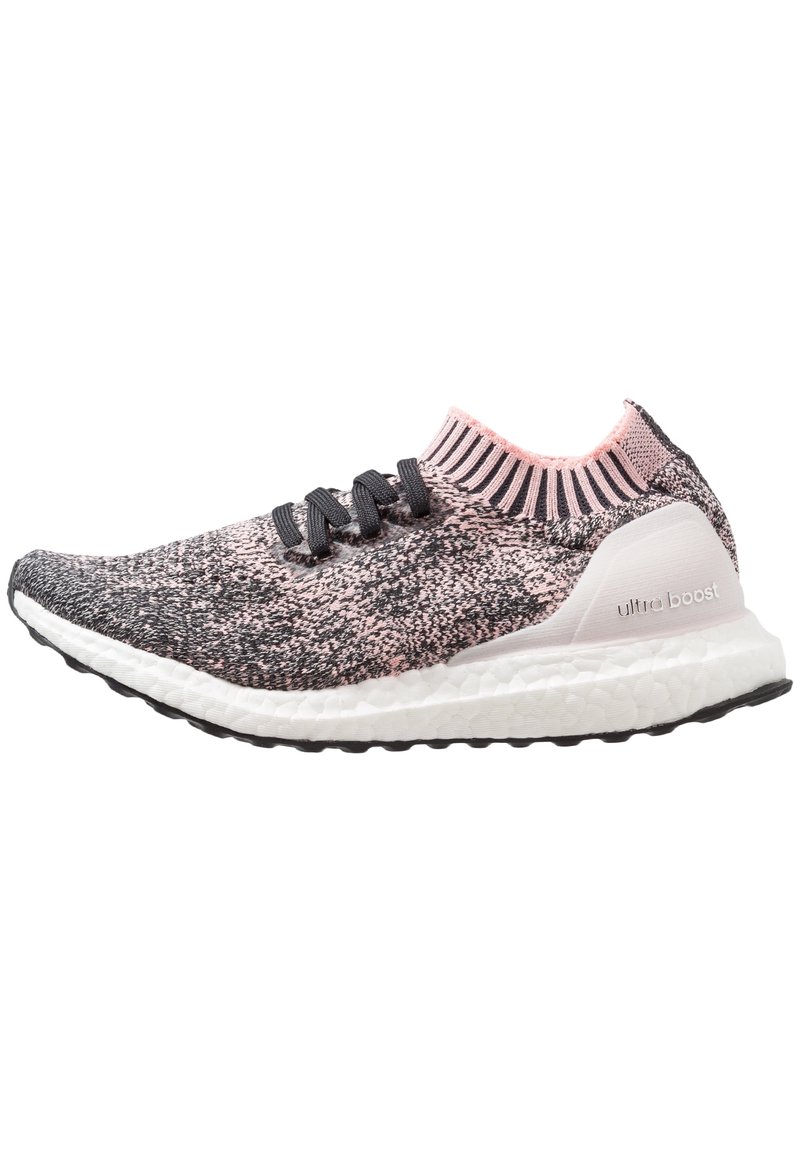 Černé a růžové pletené tenisky s bílou podešví, černými tkaničkami, kotníkovým límcem jako ponožkou a brandingem "ultraboost" na patě.