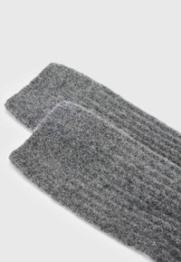 Uld sømme-strikkede benvarmere i heather grå, med en struktureret overflade og ribbet design; bløde og varme med en tykkere fornemmelse.