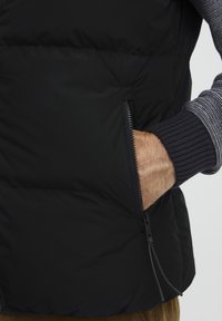 FQ1924 FQHugo - Liivi - black beauty