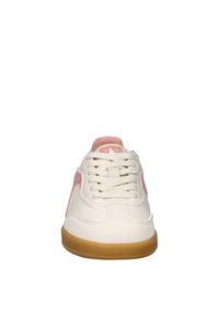 Witte leren sneakers met roze accenten, ronde neus, gestructureerd oppervlak en beige rubberen zool. Beschikt over platte veters en een low-top ontwerp.