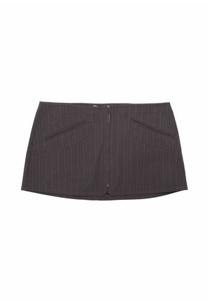 Grauer gestreifter Rock mit einem frontalen Reißverschluss, zwei seitlichen Taschen und einer leicht ausgestellten Form. Glatter Stoff mit einer subtilen Textur.