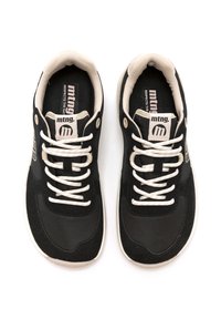 Schwarze Sportschuhe mit beigen Akzenten. Hergestellt aus Wildleder und Mesh, mit weißen Schnürsenkeln, einem gepolsterten Kragen und einem Logo auf der Zunge.