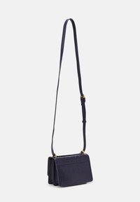 Borsa a tracolla in faux leather blu navy con una trama testurizzata a coccodrillo, hardware in tono oro e una tracolla regolabile. Design compatto e rettangolare.