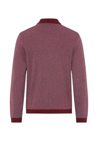 Maglietta a maniche lunghe borgogna in maglia con un tessuto textured, colletto e polsini e orlo monocolore. Presenta una silhouette rilassata e nessun dettaglio stampato.