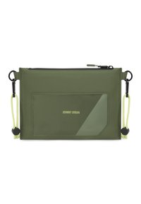 Borsa resistente all'acqua di colore verde oliva con chiusura a zip, tasca trasparente e dettagli gialli. Dotata di una tracolla e di un moschettone per maggiore versatilità.