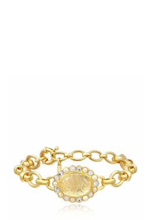 Bracelet chaîne en or avec un élément central ovale texturé entouré de perles blanches alternées et de pierres précieuses transparentes.