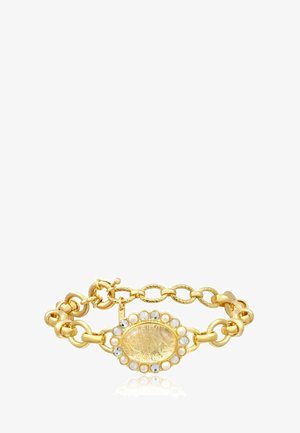 Bracelet chaîne en or avec un élément central ovale texturé entouré de perles blanches alternées et de pierres précieuses transparentes.