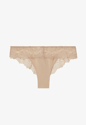 Nude dames thong met een brede kanten tailleband met een bloempatroon en een glad, naadloos onderpaneel. Zachte textuur over de hele lengte.