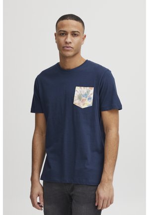Mørkeblå bomulls t-skjorte med en flerfarget tie-dye lomme. Korte ermer, rund hals og avslappet passform.