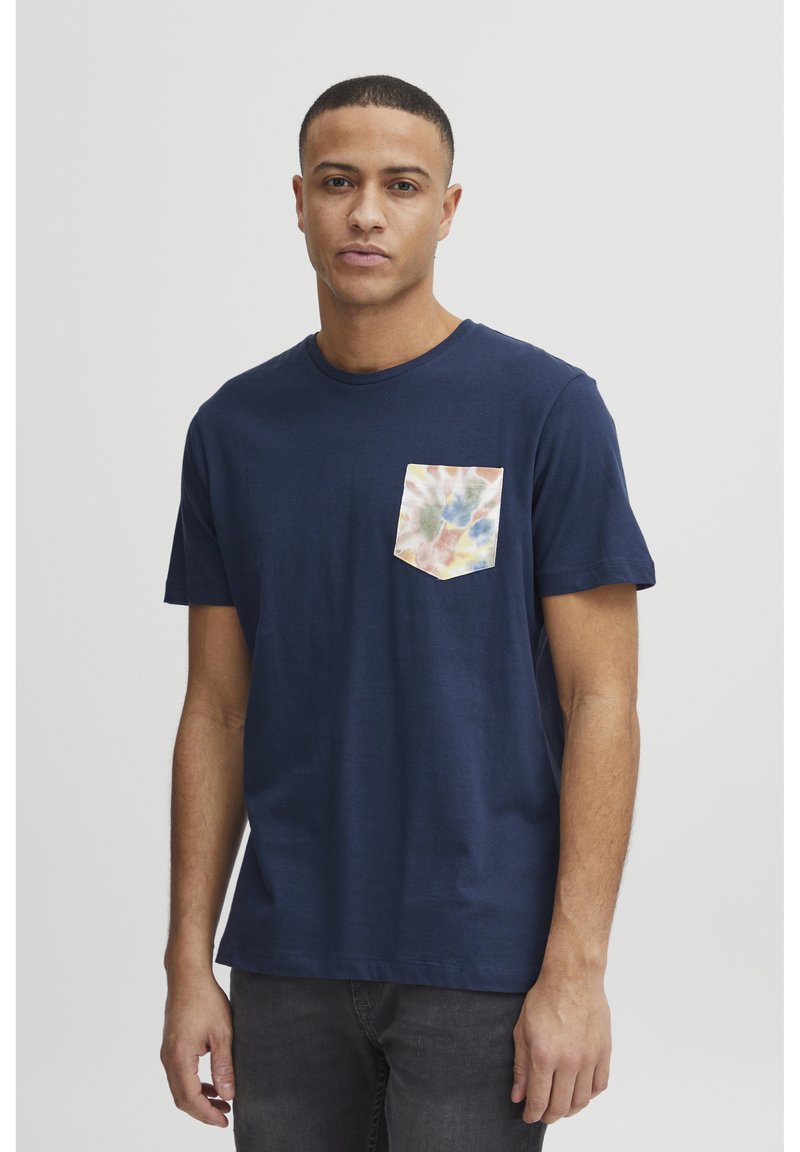 T-shirt in cotone blu navy con tasca tie-dye multicolore. Maniche corte, collo rotondo e vestibilità morbida.