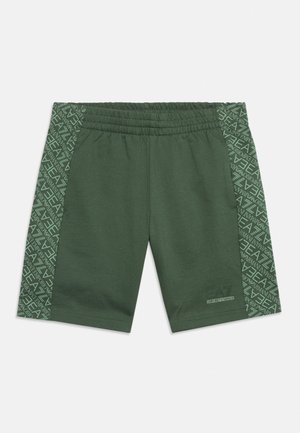 Shorts verts à taille élastique avec des panneaux latéraux à motif affichant le texte répété "EA7 Emporio Armani" en vert plus clair.