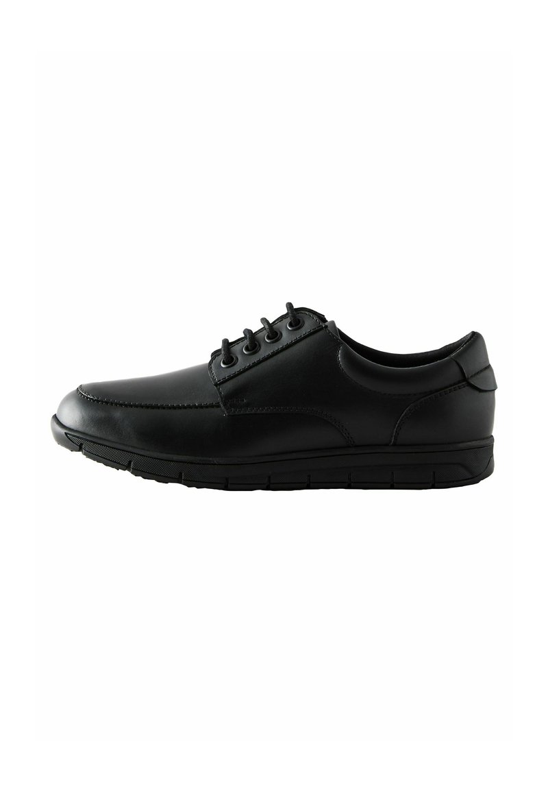 Chaussure en cuir noir avec un bout arrondi, un laçage à cinq œillets et une semelle en caoutchouc texturé pour l'adhérence et le confort.