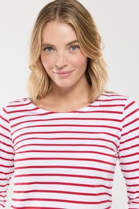 Langærmet skjorte i hvid med vandrette røde striber, med rund halsudskæring og blødt bomuldsstof, designet til komfort og afslappet brug.
