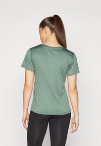 Korte mouwen, ronde hals t-shirt van heather groene stof. Zachte textuur met een iets getailleerde pasvorm. Geen zichtbare patronen of accenten.