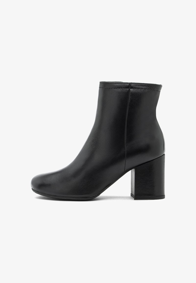 Botín de ante negro con forma estilizada, puntera redondeada y un tacón chunky rectangular. Textura suave con un detalle mínimo.
