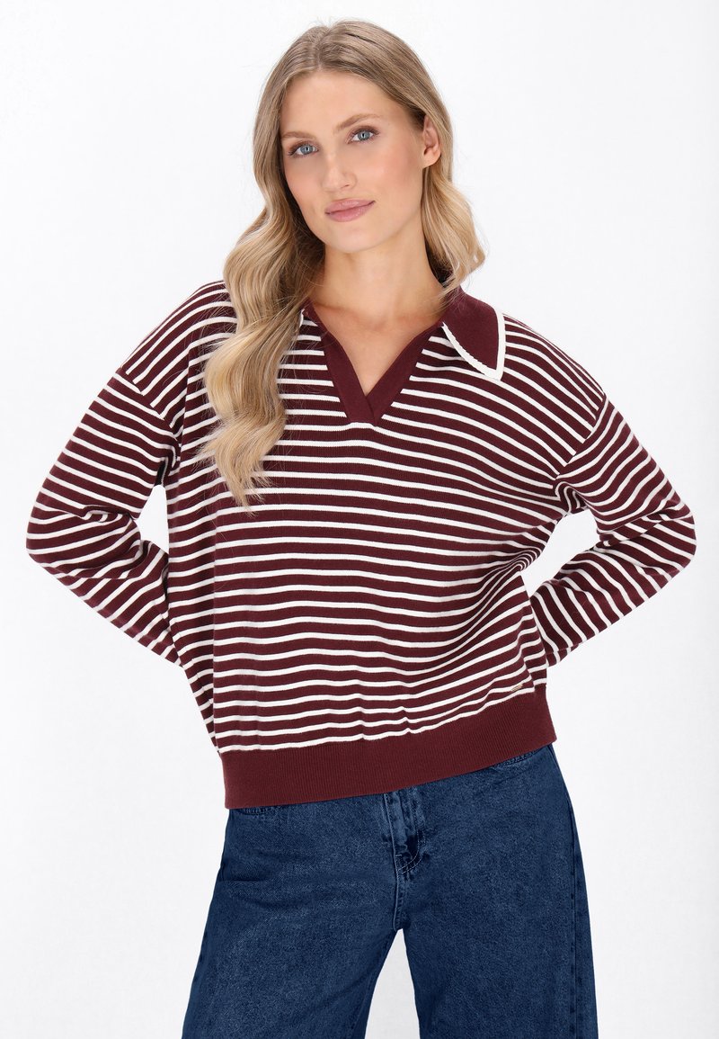 Maglione a righe bordeaux e bianco, con colletto a V bordato in bianco a contrasto, maniche lunghe e bordo a costine.