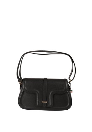 Sac bandoulière en cuir noir avec rabat avant, lanière fine et petite boucle en métal, arborant une petite étiquette drapeau italien sur le côté.