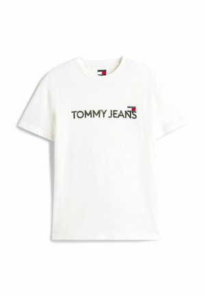 Witte katoenen t-shirt met een centraal 'TOMMY JEANS' logo in donkergroen, met een klein multicolored label op de linkerborst. Korte mouwen.