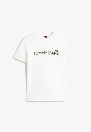Witte katoenen t-shirt met een centraal 'TOMMY JEANS' logo in donkergroen, met een klein multicolored label op de linkerborst. Korte mouwen.