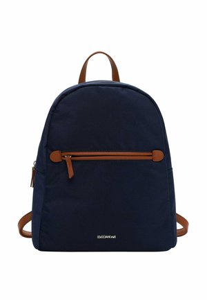 Marineblå rygsæk med brun læder lynlås træk, håndtag og stropper, med en front lynlås lomme og lille "EMILY & NOAH" logo.