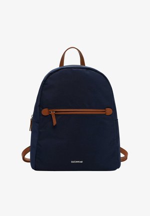 Sac à dos bleu marine avec tirette de fermeture éclair en cuir marron, poignée et bretelles, avec une poche avant zippée et petit logo « EMILY & NOAH ».