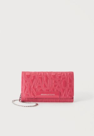 Rosa Armani Exchange Clutch mit geprägtem Logo-Muster und silbernem Kettenriemen auf weißem Hintergrund.