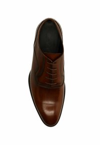 Bruine leren nette schoen met een gladde afwerking, complexe vetersluiting en een gestructureerde hak. Rondneus en subtiele stikdetails.