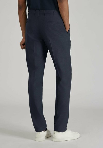 Pantalons bleu marine foncé en tissu lisse, dotés de poches latérales et arrière, avec une coupe ajustée et un design à jambe droite.