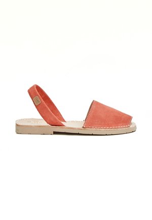 Sandalias slingback de ante coral con punta triangular, suela beige y detalle de costura. Diseño sencillo con correa ajustable en el talón.