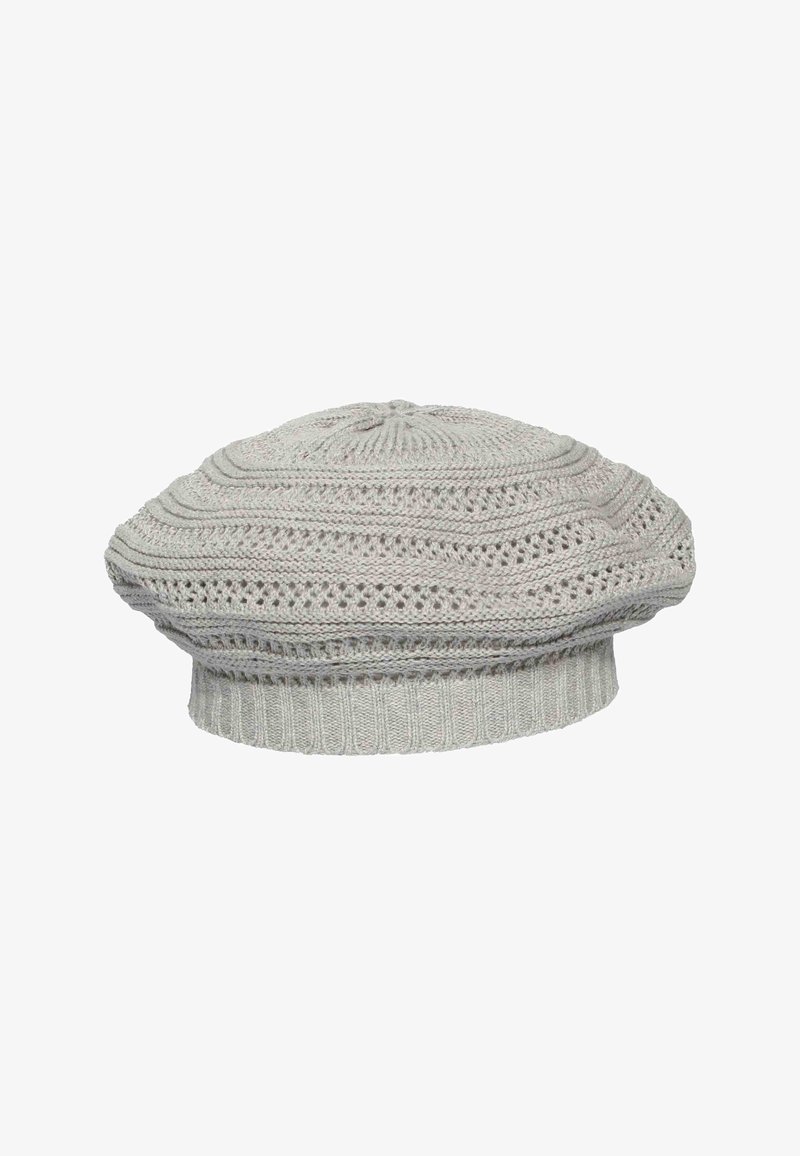 Béret tricoté gris clair avec bande côtelée et motif ajouré texturé couvrant toute la couronne ronde et plate.