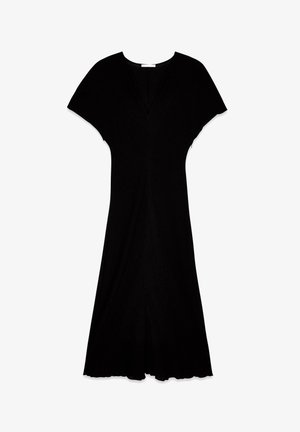 Must mustvalg, millel on lühikesed kapuutsiga varrukad, V-kujuline kaelus ja voogav seelikuosa. Valmistatud kergest kangast, millel on peen tekstuur ja laineline äär.