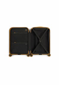 Zwarte koffer met oranje accenten, voorzien van twee met rits afgesloten compartimenten, kruisbanden, een gladde binnenkant en vier ronde wielen.