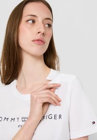 Tommy Hilfiger LOGO - Print T-shirt - optic white