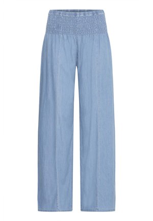Pantaloni a gamba larga azzurro chiaro con vita alta elasticizzata arricciata, realizzati in tessuto denim morbido, mostrati distesi su sfondo bianco.
