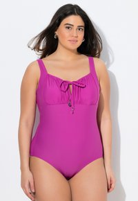 Fuchsie jednodílné plavky s nařaseným přední částí, nastavitelnou mašlí a detailem ve tvaru klíčové dírky, vyrobené z hladké tkaniny a širokých ramínkách.