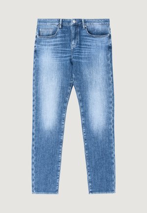 Jasnoniebieskie dżinsy z denimu z wyblakłym wykończeniem, w pięciokieszeniowym stylu, z przeszyciami i prostymi nogawkami. Z przodu zapięcie na guzik.