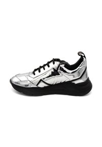 Silberne metallische Sneaker mit schwarzen Akzenten, die eine schlanke Silhouette, ein strukturiertes Obermaterial und eine dicke schwarze Sohle aufweisen. Schwarze Schnürsenkel und ein Ziehschlitz sind enthalten.