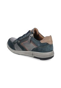 Baskets décontractées bleu foncé et gris avec des accents marron, lacets à l'avant, fermeture éclair latérale et col rembourré beige, inclinées pour montrer le côté extérieur.