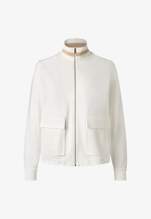 Witte jas met ritssluiting en hoge kraag met beige strepen, lange mouwen en twee klepzakken aan de voorkant.