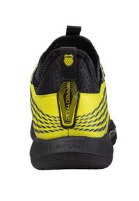 Czarno-j żółty but sportowy ma teksturowaną siateczkową cholewkę, solidny zapiętek oraz gumową podeszwę z bieżnikiem.