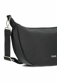 Borsa a tracolla in pelle nera a forma di mezzaluna con tracolla regolabile e hardware in metallo silver, con piccolo logo "zwei" sul davanti.